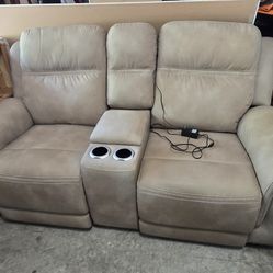 Electric Power Reclining Loveseat – Excellent Condition