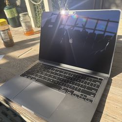 MacBook Pro 13-inch, 2020, Two Thunderbolt 3 Ports