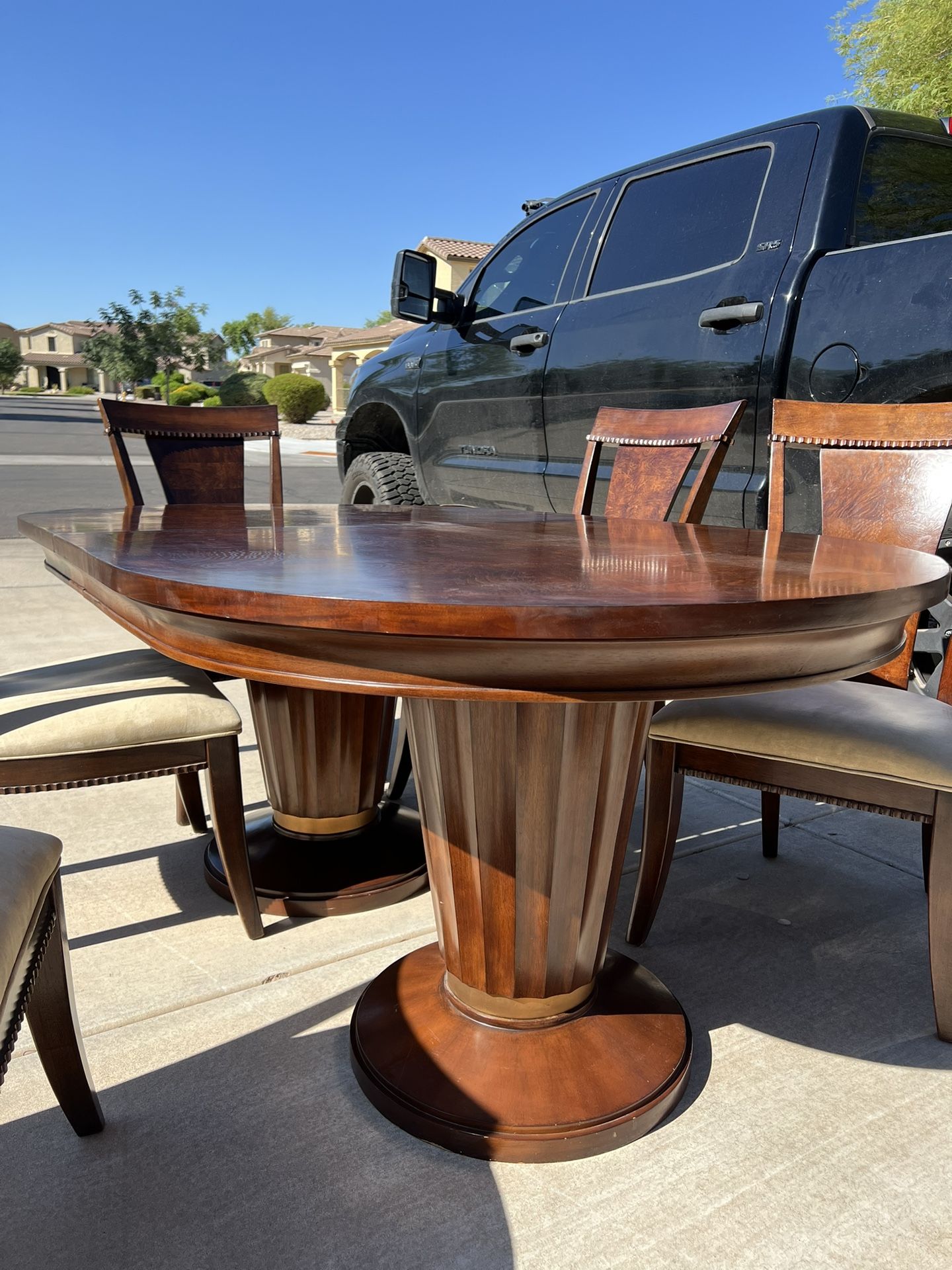 Beautiful Dining Table & 6 Chairs
