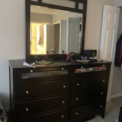 Dresser With Mirror 
