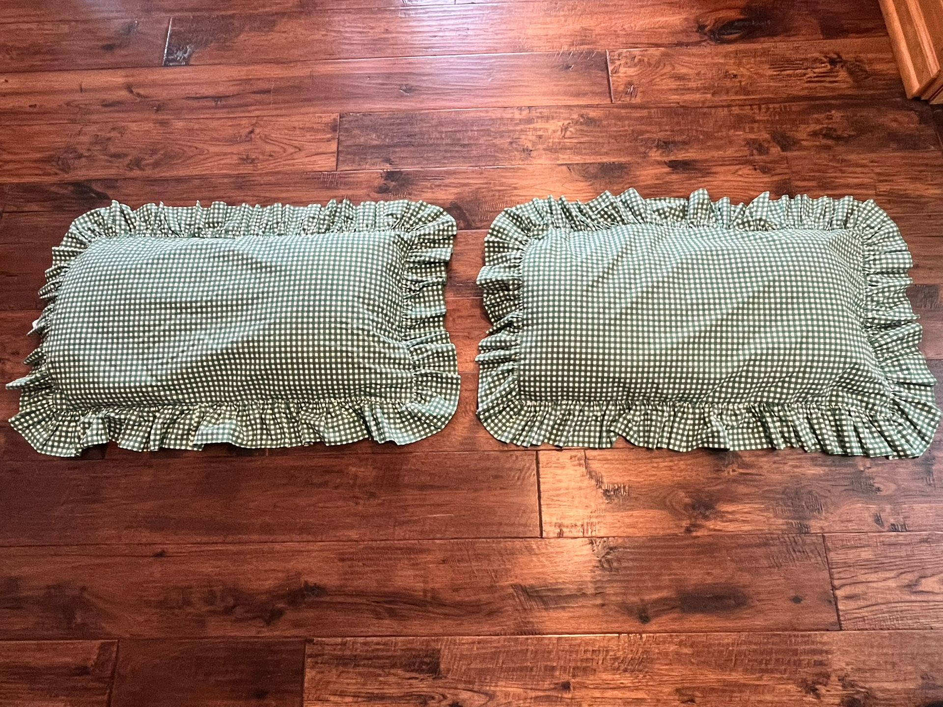 TWO KELLY GREEN AND WHITE GIGHAM CHECK RUFFLED PILLOW SHAMS. KING.
