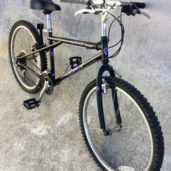 GT OUTPOST TRAIL MOUNTAIN BIKE