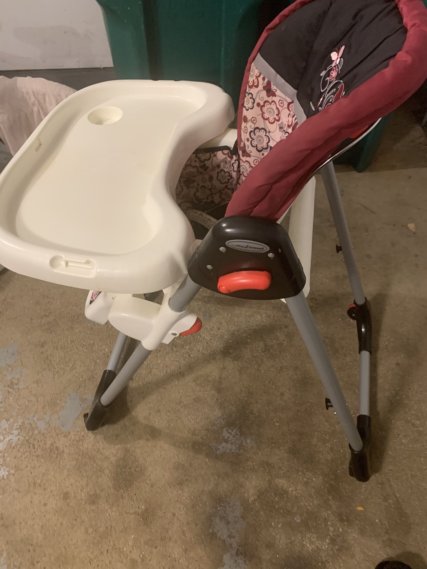 High chair for free. Pick up buffalo Grove, Illinois 60089