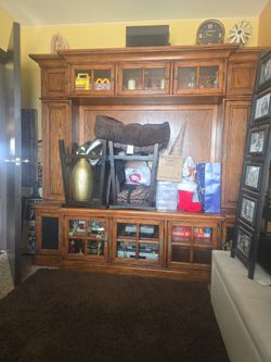 REAL WOOD ENTERTAINMENT CENTER