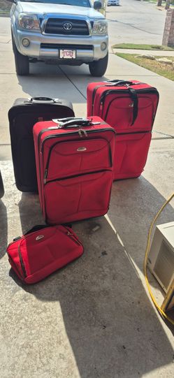 Red Luggage Set 3 Pieces Plus Black Suitcase