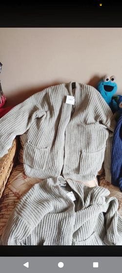 American Eagle Chunky Knit Cardigan with Pockets in front. Brand new with tags! Light green/ Sage color! Size XL