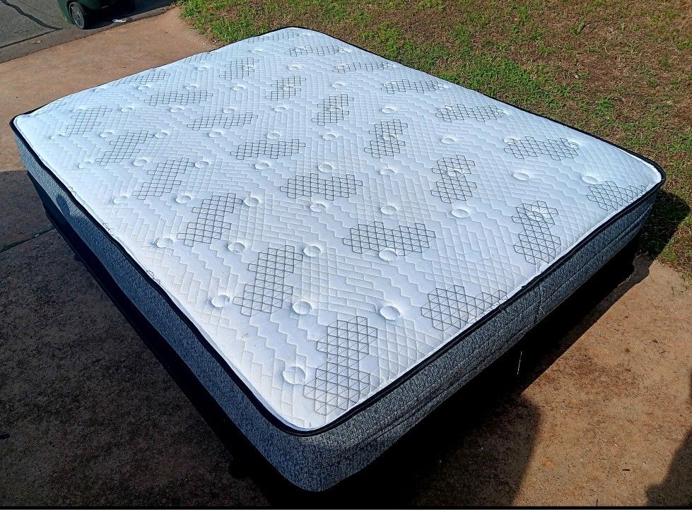 Very Nice Queen Size Plush Mattress / Like New 