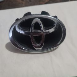 01-02Toyota Corolla/Camry Front Grille Emblem