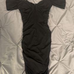 Black Ruched Bodycon Dress with Sweetheart Neckline And Off The Shoulder Sleeves