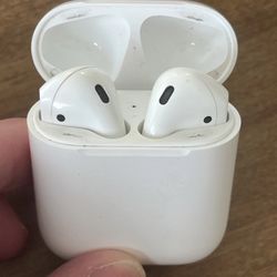 Apple AirPods 1st Generation In-Ear Headsets with Charging Case Not Working
