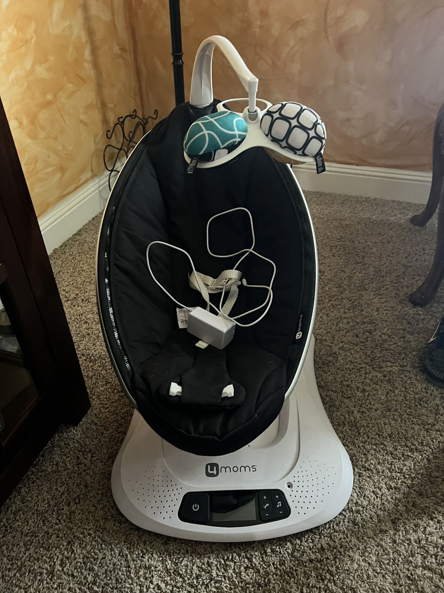 4moms mamaRoo Unique Motions Bluetooth Multi-Motion Baby Swing 
