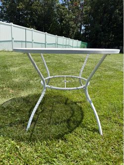 Patio table - 3 feet round