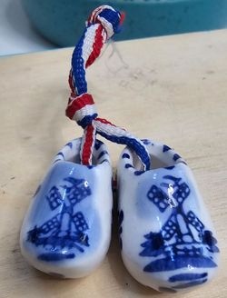 Blue Delft Dutch Clogs Hand Painted Porcelain Holland Windmills
Excellent condition 
Pls see all pictures for details