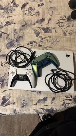Ps5 w 2 controllers and cables