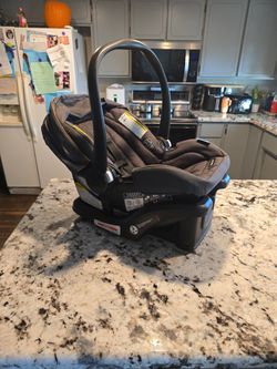 Graco Snugride 35 Lite Car Seat And Base Click Connect 