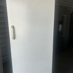 LARGE UPRIGHT FREEZER !!  Delivery available for small fee🚛