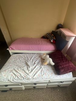 Girls trundle bed frame with mattresses