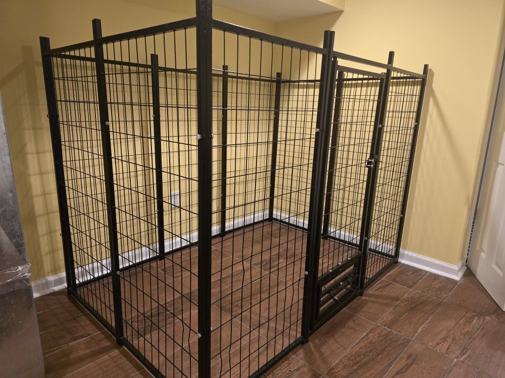 Spacious Walk-In Kennel for Large Dogs