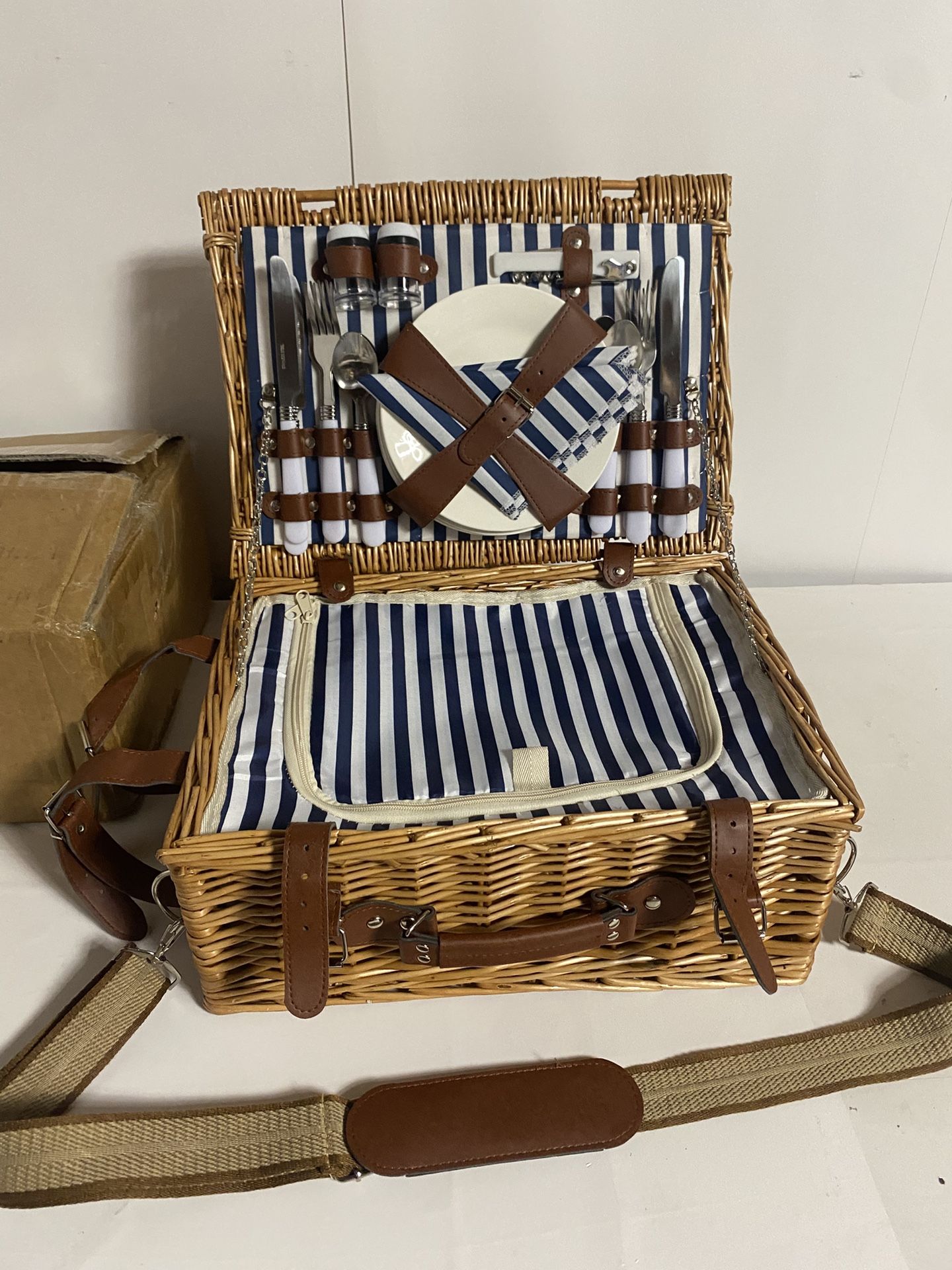 Wicker Pick-net Basket For 4 With Cups Plates Spoons Forks And Knives 