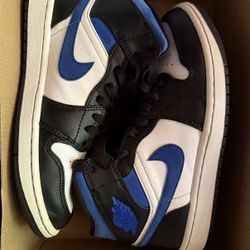 Jordan 1 blue size 6 in men’s and 8 in woman’s 