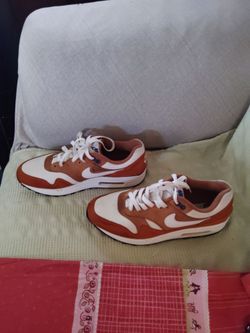 Vintage Retro dark Curry  sneakers size 9 inch n wonderful condition