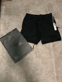 Black essentials shorts