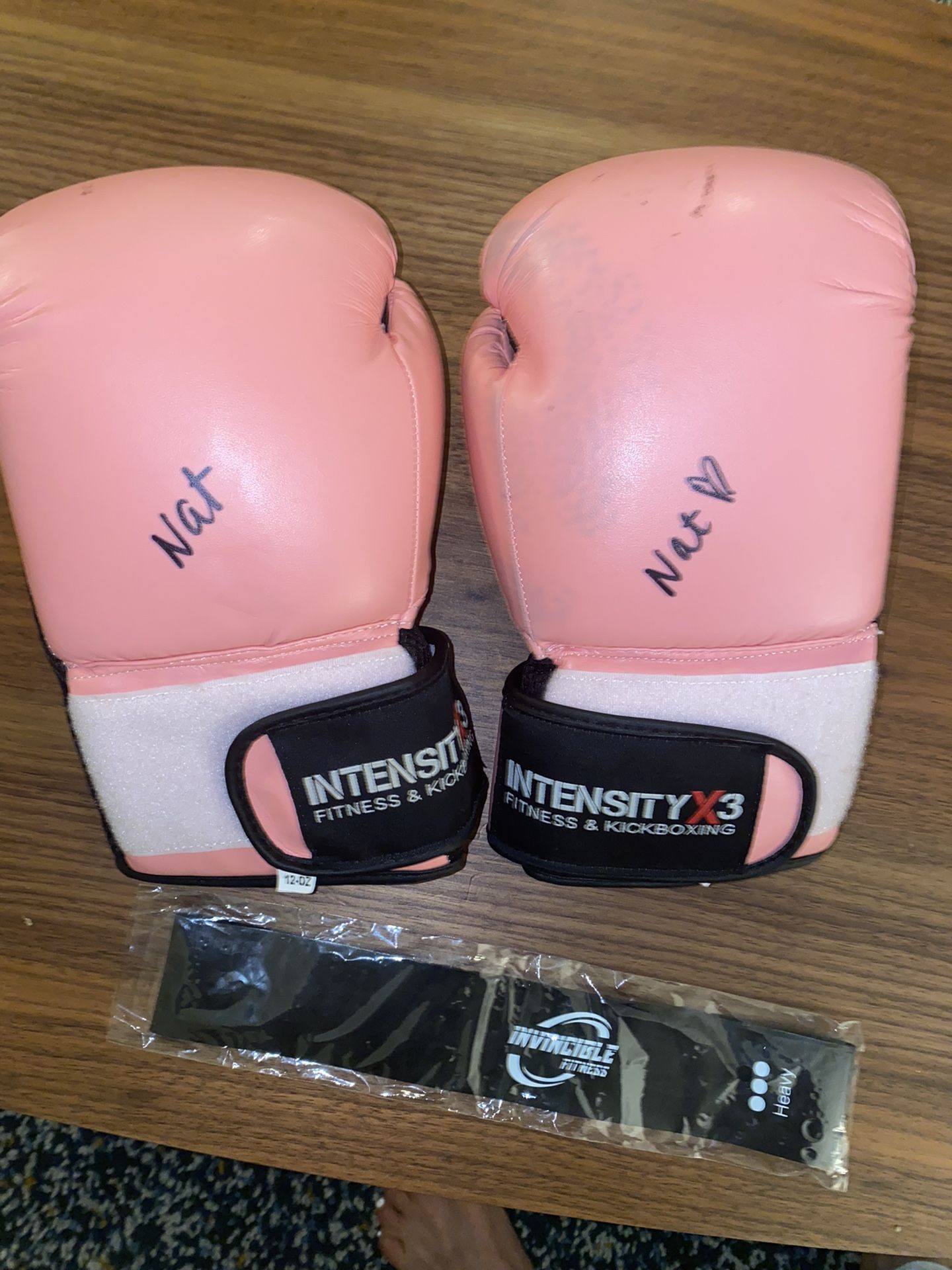 12oz New Pink Boxing Gloves And New Resistance Band