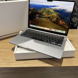 Apple 13” MacBook Air M2 Chip 8GB Ram 256SSD! Like new condition!