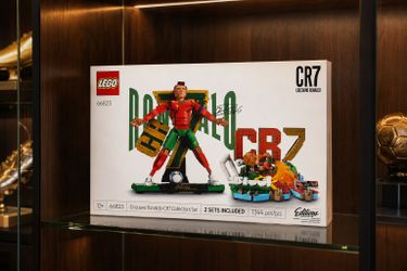 LEGO Editions Cristiano Ronaldo - Collector's Set Co-Pack - Building Toy for Kids - Soccer Collectible - Sports Decor for Boys & Girls, Ages 12+ 