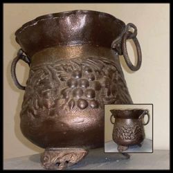 VINTAGE ORNATE GRAPEVINE GRAPE VINE FOOTED TRIPOD ACCENT DECOR  FLOWER POT VASE OUTDOOR PATIO PORCH YARD GARDEN PLANTER