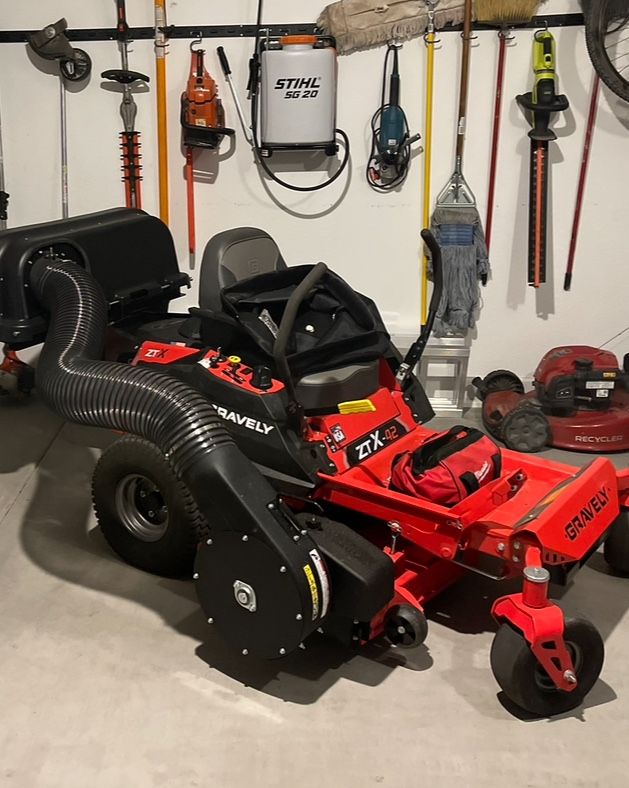 Gravely ZTX 42 Zero turn riding mower W/ Bagger