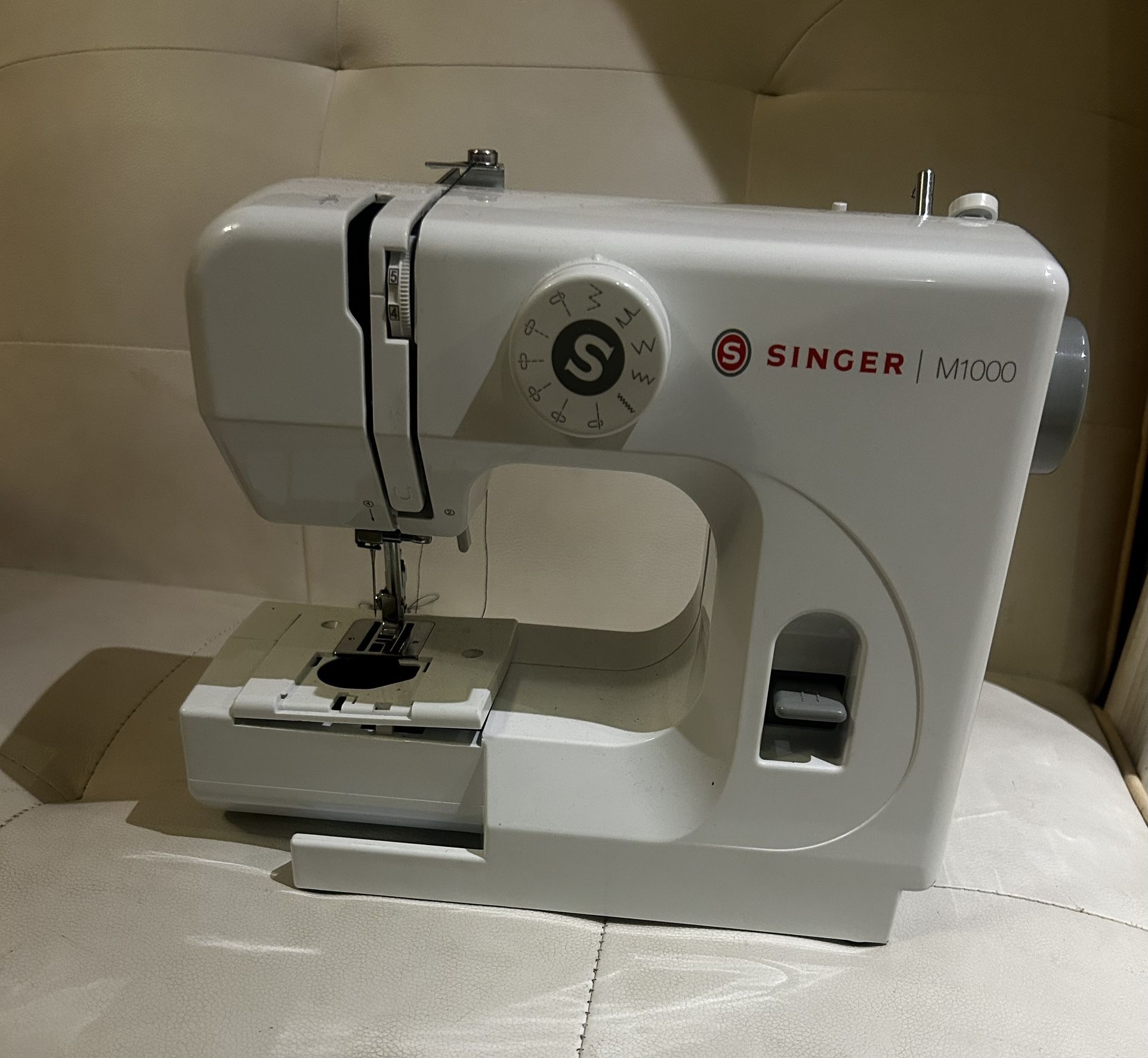 SINGER M1000 Mending Machine – Portable & Functional
