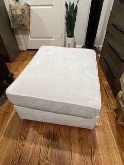 Love sac ottoman with storage