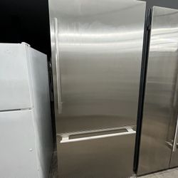 Thermador Freedom Collection Bottom Freezer Built In 36” Fridge 