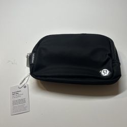 Lululemon Athletica Everywhere Belt Bag, Black, 7.5 x 5 x 2 inches