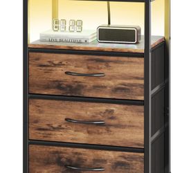 Nightstand with Charging Station 🛏️🔌 – 27.6” Rustic Brown, Fabric Drawers & USB/Outlet Ports ⚡
