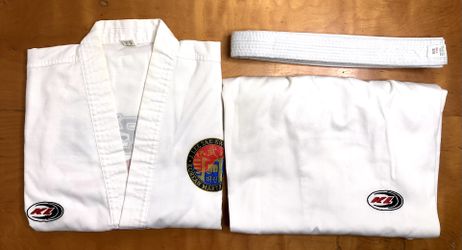Taekwondo Uniform Lightweight  Size large, V-neck Tae Kwon Do Suit With Belt.
