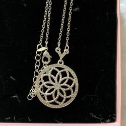 Silver Tone Necklace 