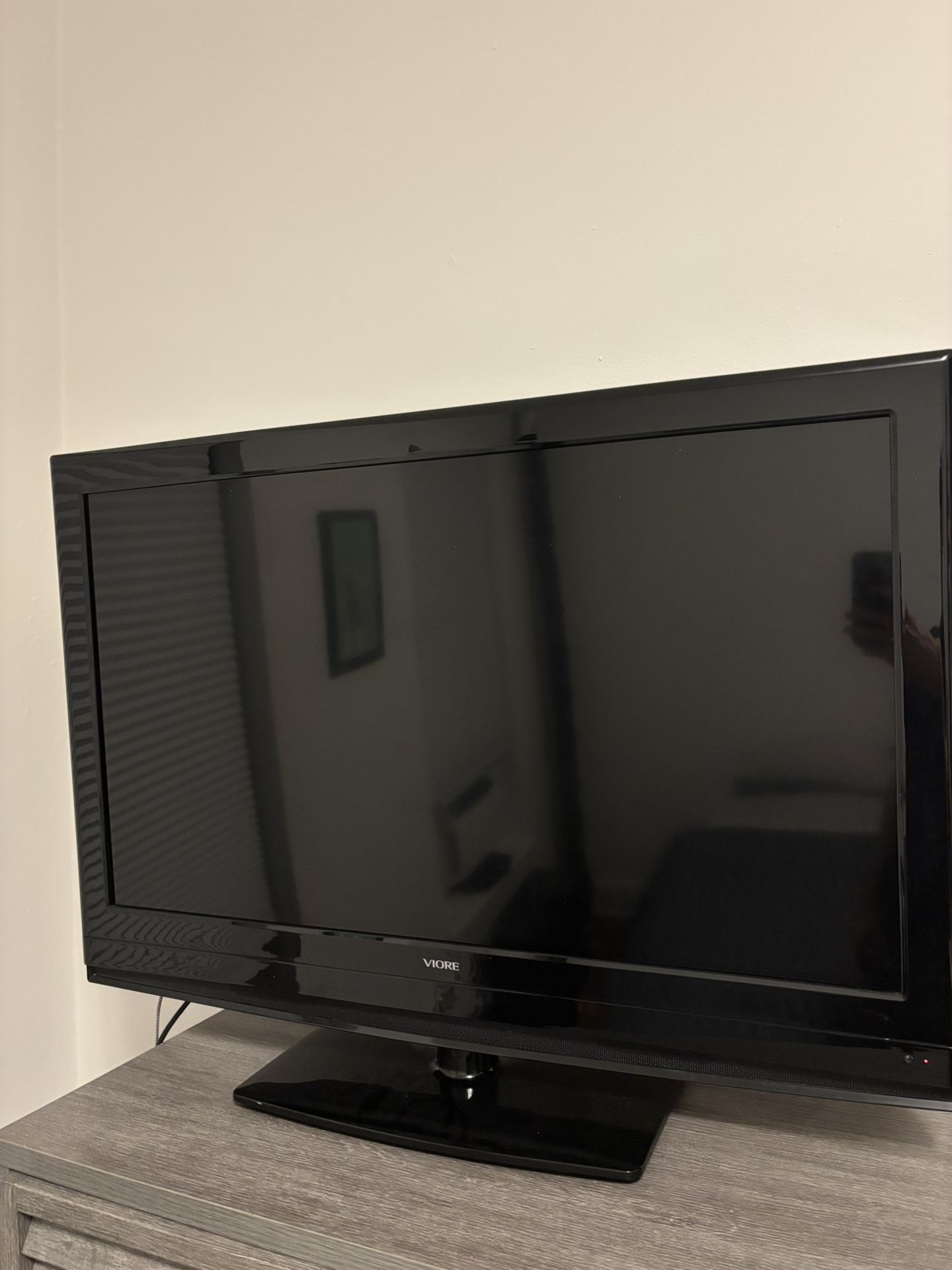 37 inch HD TV (Viore)