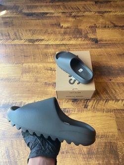 Adidas Yeezy slide “Slate Gray”