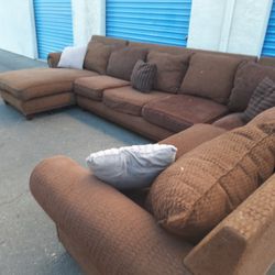 Really nice sectional couch 🛋️ very clean