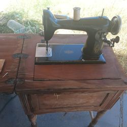 VINTAGE 1940's -1950's Free Westing House Classic Sewing Machine