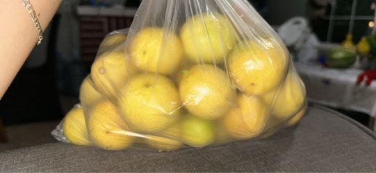 Guajes recien pelados y limones Mexicanos recien Corta dia