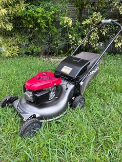 USED LIKE NEW PERFECTLY WORKING CONDITION HONDA GVC-160. LAWNMOWER WITH GRASS BAG, REAR WHEELS DRIVE, ADJUSTABLE SPEED DRIVE,  SHARP DOUBLE BLADES, NE