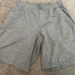 Men’s Gray Athletic Shorts (Large)