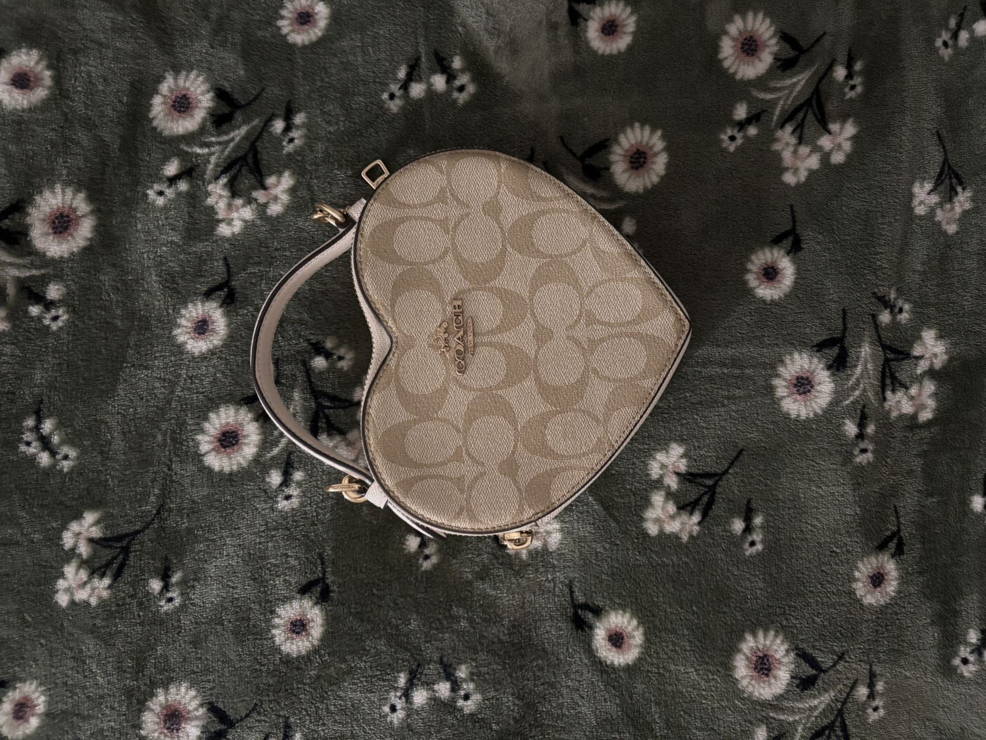 COACH - Heart Crossbody In Signature Canvas