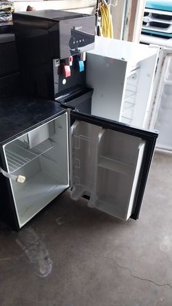 Dos mini rrefres y una maquina para garraron de agua