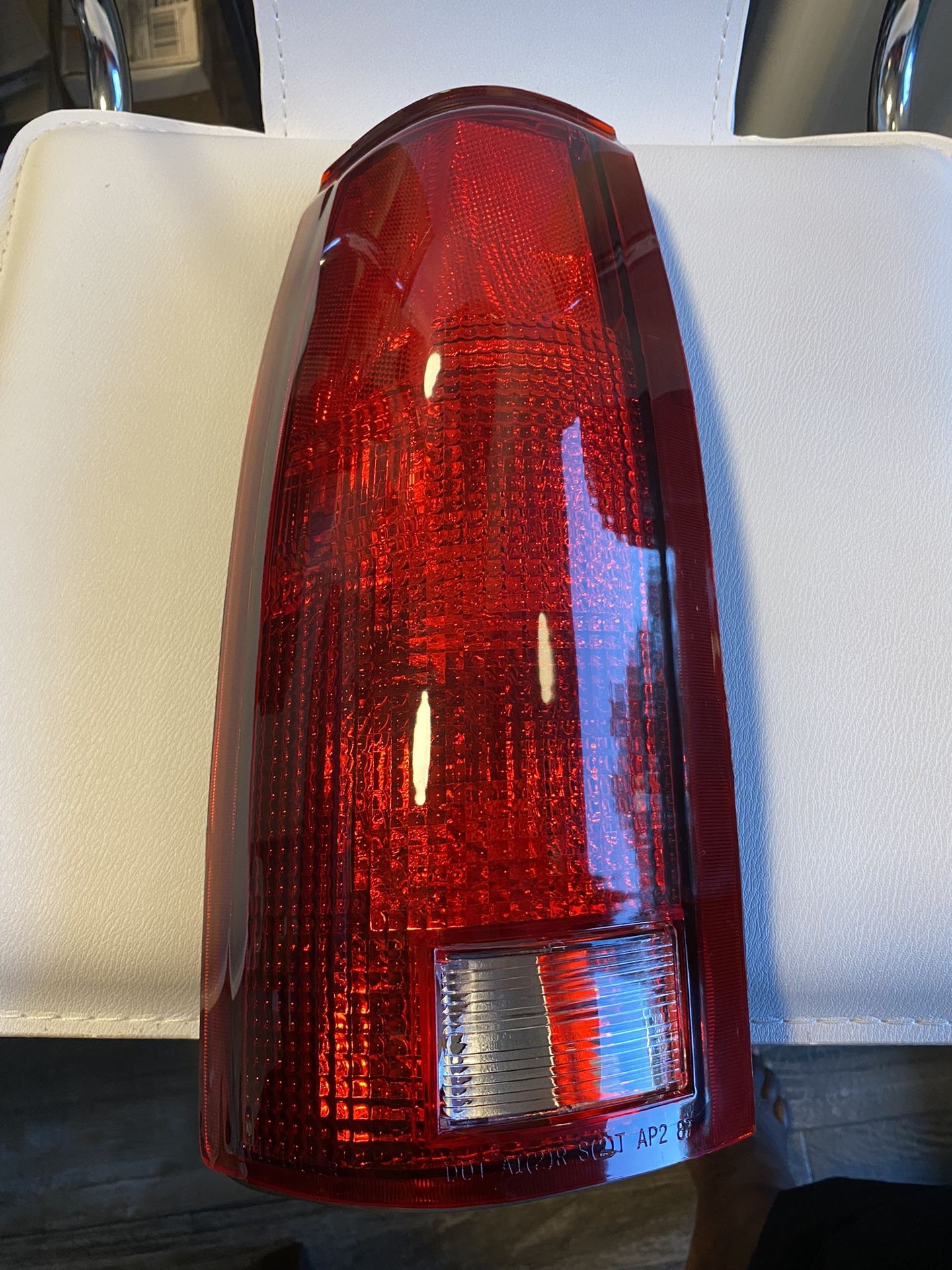 TAIL LIGHT ASSEMBLY FOR 88-02 CV CK 92-99 SUBURBAN 92-00 BL TH YK LEFT SIDE
