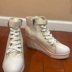 White converse wedges. No box but never used and in good condition. Women’s size 7.5 and 3 inch wedge. Pick up only. Price is negotiable.
