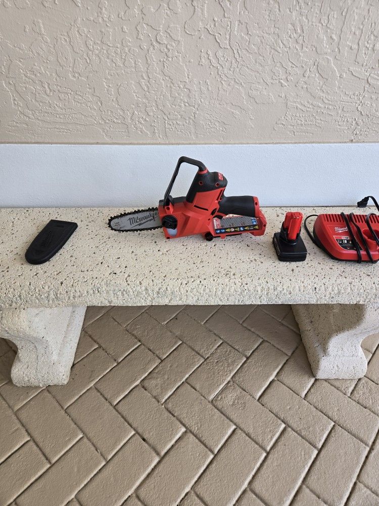 Milwaukee M12 Hatchet/Chainsaw